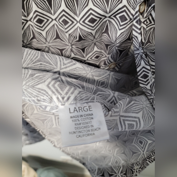 Geometric Patterned Button-Up Shirt - Picture 2 of 4